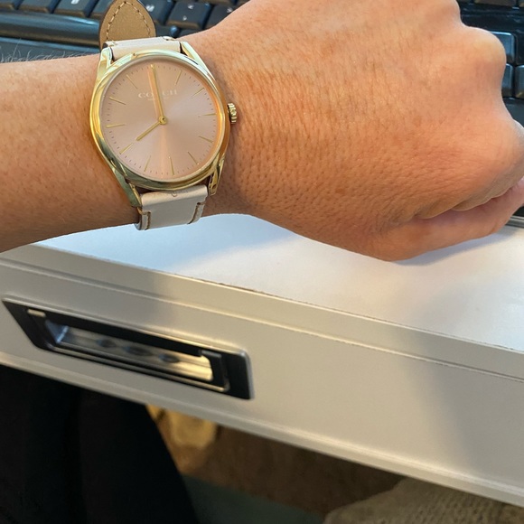 Authentic Coach watch. Rose gold colored face. Like new - Picture 3 of 4